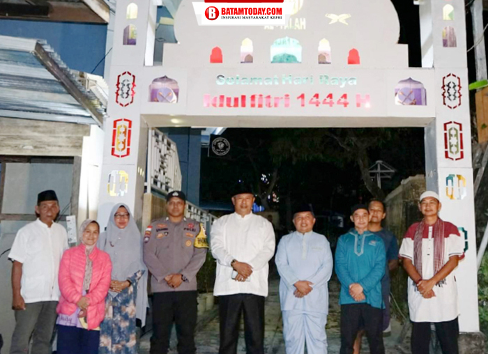 Bupati dan Wakil Bupati meninjau Gapura RT Kampung Baru, Kelurahan Tarempa